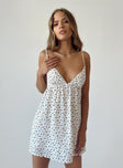 Front view of model wearing  front Princess Polly Sweetheart Neckline  Koko Mini Dress White Floral