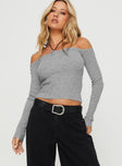 Long sleeve top Slim fitting, ribbed knit material, off-the-shoulder design Good stretch, unlined