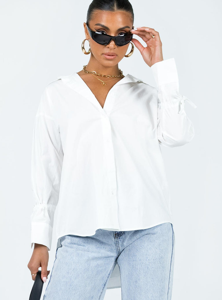 Front view of model wearing  front Princess Polly Full Sleeves V-Neck  Fitzroy Shirt White