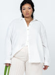 Front view of model wearing  front Princess Polly Three Fourth Sleeves V-Neck  Mahalia Shirt White Curve