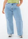 Front view of model wearing  front Princess Polly Mid Rise  Denver Denim Jeans Mid Wash Curve