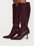 Knee-high boot Pointed toe, zip fastening