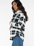 Plaid shacket Classic collar, button fastening at front, faux chest pockets, single button cuff Non-stretch material, unlined 