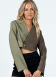 Cropped blazer Two-toned design Lapel collar Button fastening at front Single chest pocket Faux buttons at cuff