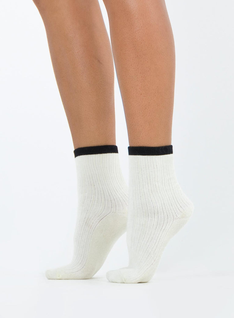 Crew socks Ribbed design Good stretch 