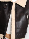 Shearling vest Faux leather, classic collar, exposed zip fastening, belt looped waist, twin pockets with zip closure Non-stretch material, shearling lining